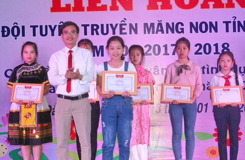Đồng chí Nguyễn Văn Hợi - Phó Bí thư Tỉnh đoàn, Phó chủ tịch Hội đồng Đội tỉnh Đắk Nông trao giải nhất cho đội xuất sắc nhất